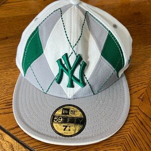 New Era yankees fitted hat. Almost new condition-original stickers. Size 7 1/8